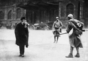 Deux soldats français face à un civil allemand en 1923