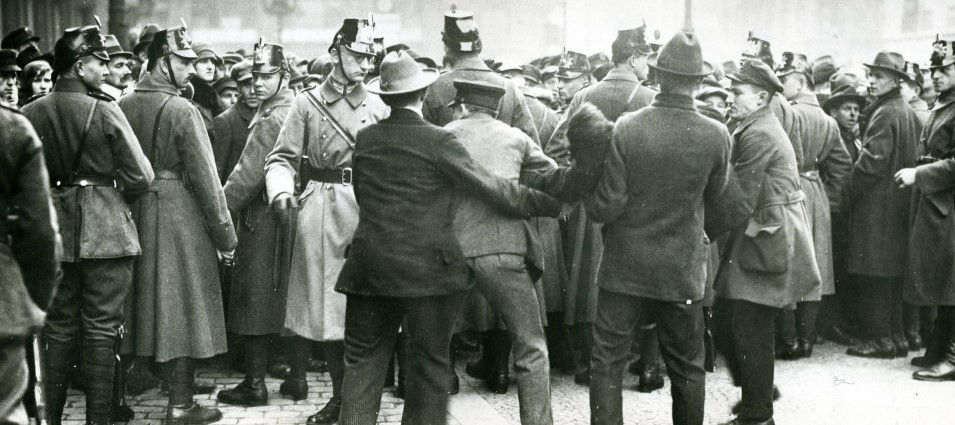 Manifestation à Berlin en 1923. Les forces de l'ordre interviennent.