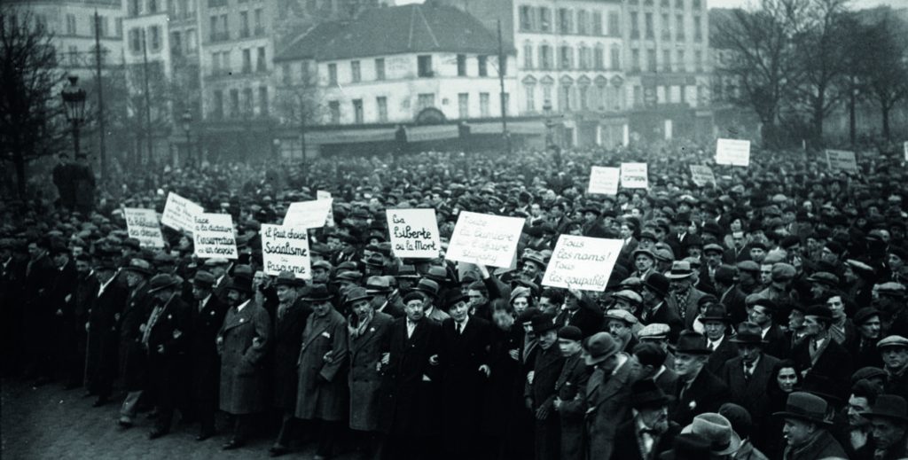 La tête du cortège socialiste, lors de la manifestation du 12 février 1934, au niveau du carrefour entre le cours de Vincennes et le boulevard de Charonne